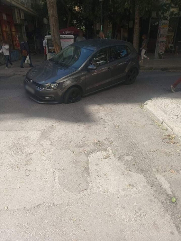 Απίστευτες καταστάσεις στο κέντρο της Αθήνας με αυτοκίνητο να πέφτει σε τρύπα στον δρόμο και να ακινητοποιείται