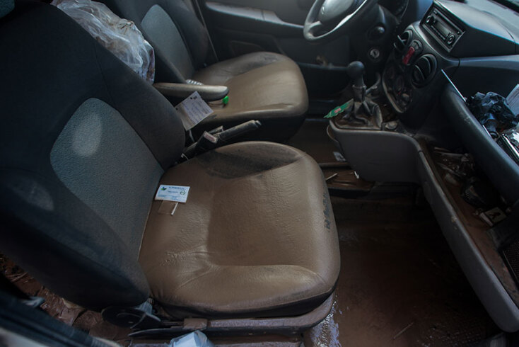 Λάσπες στο εσωτερικό αυτοκινήτου στην Καρδίτσα - Τα νερά της βροχής κάλυψαν οχήματα, καθώς ο κυκλώνας «Ιανός» σάρωνε την πόλη