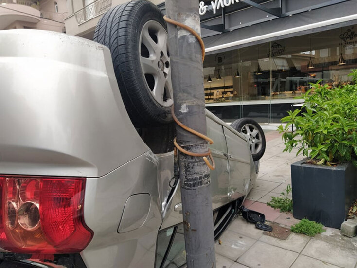 Αυτοκίνητο στη Λάρισα κατέληξε ανάποδα σε πεζοδρόμιο - Προηγήθηκε τροχαίο