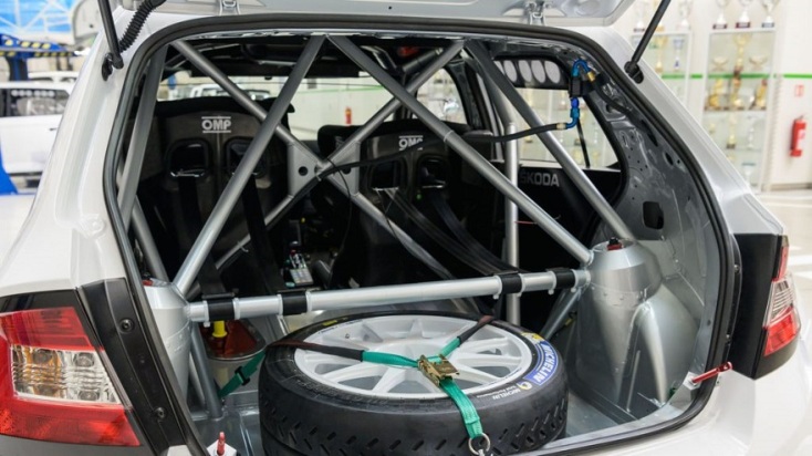 Το εσωτερικό ενός αγωνιστικού αυτοκινήτου.