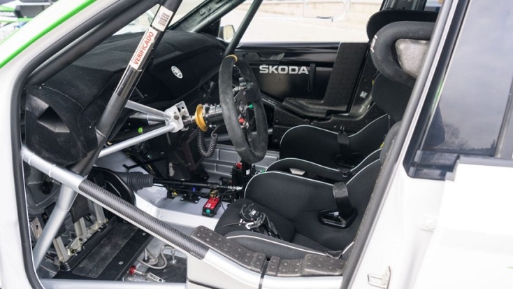 Το εσωτερικό ενός αγωνιστικού αυτοκινήτου.