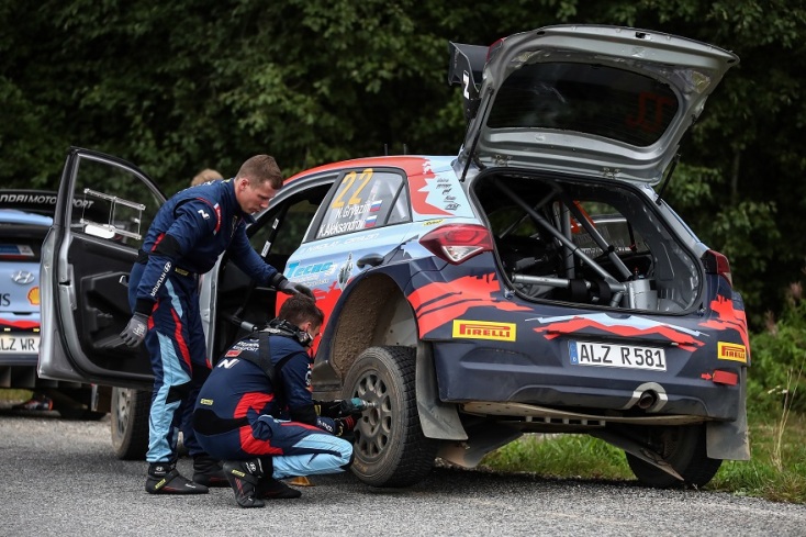 Οδηγός και συνοδηγός ετοιμάζουν το αγωνιστικό τους αυτοκίνητο.