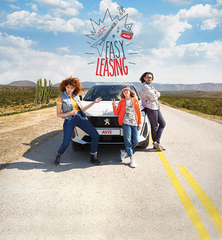 Άντρες και γυναίκες όρθιοι μπροστά σε αυτοκίνητο