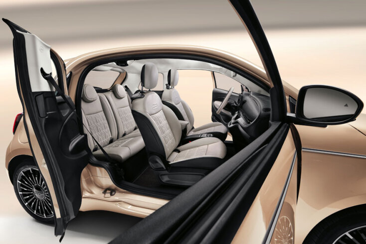 Αυτοκίνητο Fiat 500e με ανοιχτές πόρτες