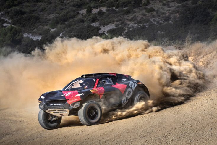 Αγωνιστικό αυτοκίνητο σε κίνηση σηκώνει σκόνη