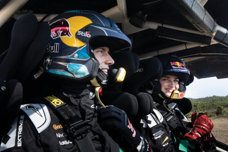 Οδηγός και συνοδηγός με κράνη σε αγωνιστικό αυτοκίνητο