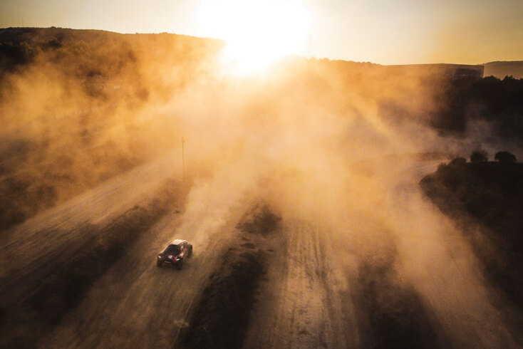 Αγωνιστικό αυτοκίνητο σε κίνηση σηκώνει σκόνη