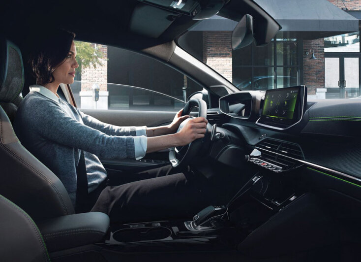 Γυναίκα στη θέση οδηγού μέσα σε αυτοκίνητο