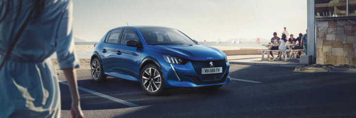 Μπλε αυτοκίνητο Peugeot 208