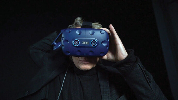 Άντρας με virtual reality μάσκα 