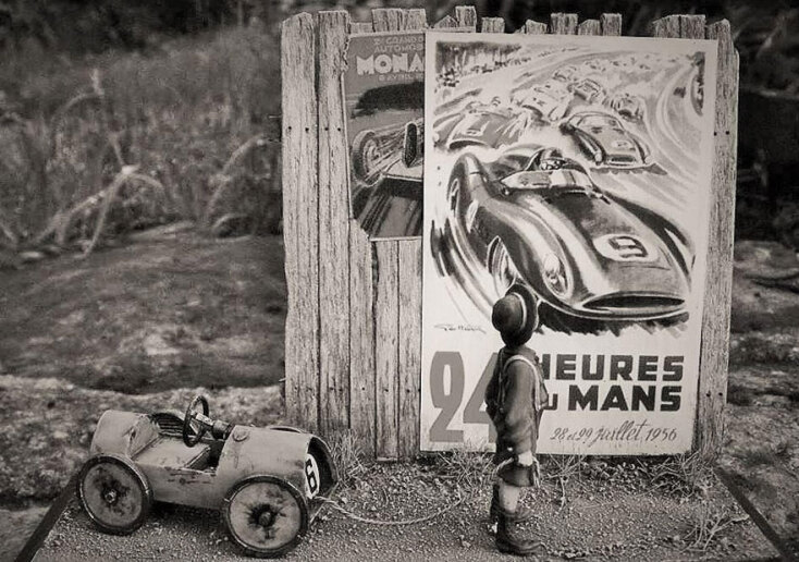 Ασπρόμαυρη φωτογραφία με παιδάκι που κρατάει αυτοκίνητο