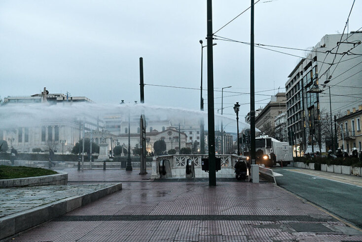 Η «Αύρα» της Αστυνομίας ρίχνει νερό σε διαδηλωτές στην Πανεπιστημίου στη συγκέντρωση για τον Δημήτρη Κουφοντίνα