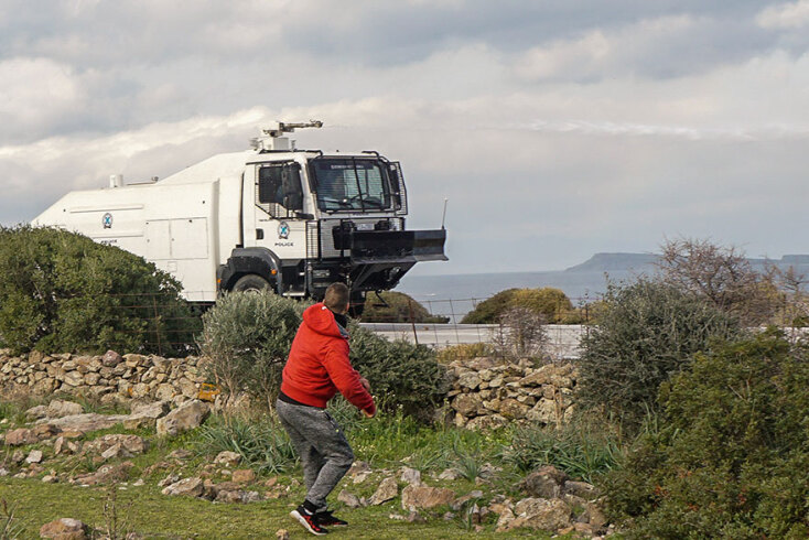Επεισόδια στη Λέσβο: Η «αύρα» της ΕΛ.ΑΣ. στο στόχαστρο των κατοίκων που δεν θέλουν μετανάστες και πρόσφυγες στο νησί τους