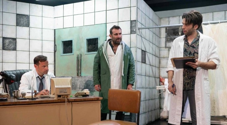 Στιγμιότυπο από την παράσταση «Τα αξύριστα πηγούνια»