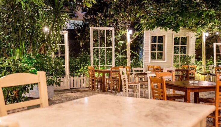 Η δροσερή αυλή της Παλιάς Πλατείας