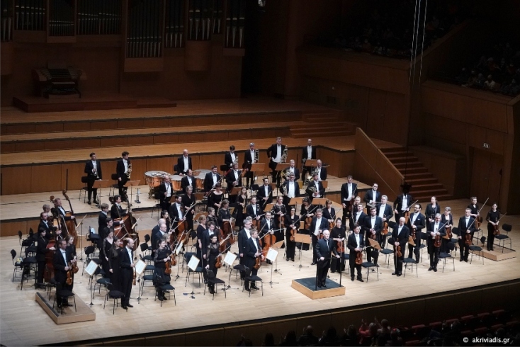 Στο τέλος της συναυλίας το κοινό χειροκροτεί ασταμάτητα τον Daniel Barenboim και τους μουσικούς της Staatskapelle Berlin.