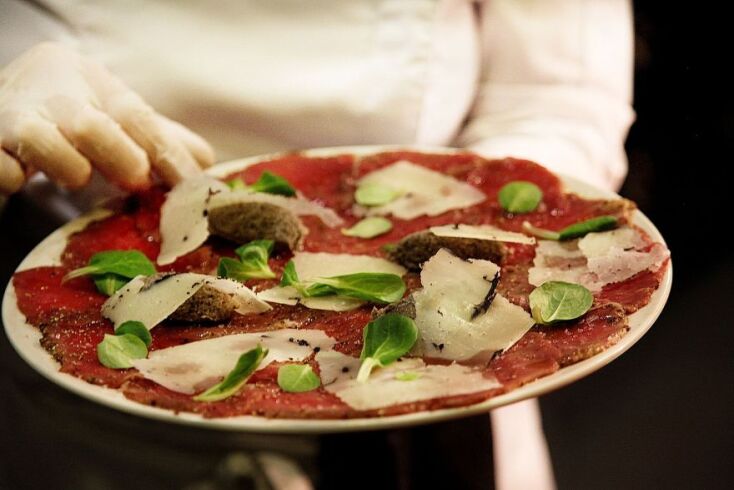 Carpaccio από βοδινό φιλέτο με κρέμα μανιταριών, παλαιωμένη γραβιέρα Κρήτης και φρέσκα φύλλα ρόκας