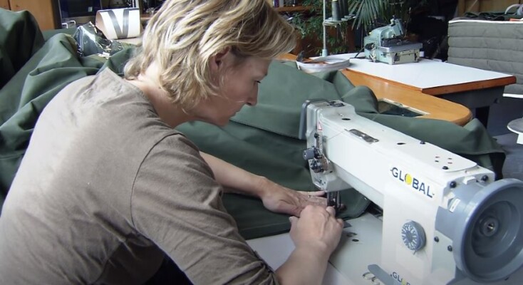 Το ράψιμο του εξωτερικού υφάσματος των σκηνών