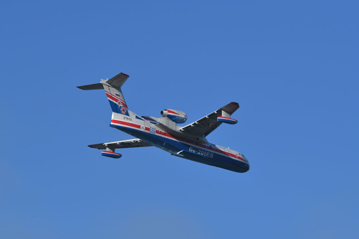 Φωτιά στα Βίλια: Το ρωσικό Beriev-200 ετοιμάζεται να προχωρήσει σε ρίψη νερού σε ενεργή εστία