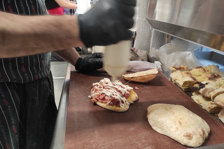 Στην κουζίνα του Black Salami, του νέου microbakery στα Εξάρχεια.