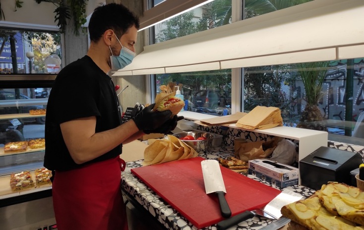 Στην κουζίνα του Black Salami, του νέου microbakery στα Εξάρχεια.