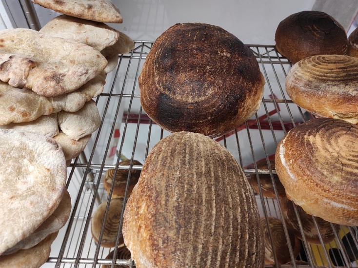 Στην κουζίνα του Black Salami, του νέου microbakery στα Εξάρχεια.