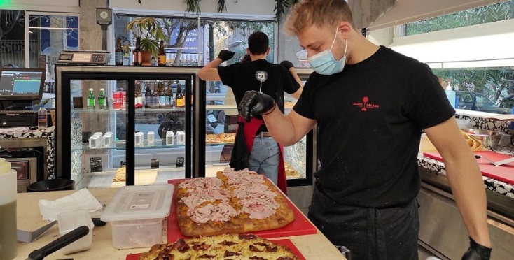 Στην κουζίνα του Black Salami, του νέου microbakery στα Εξάρχεια.