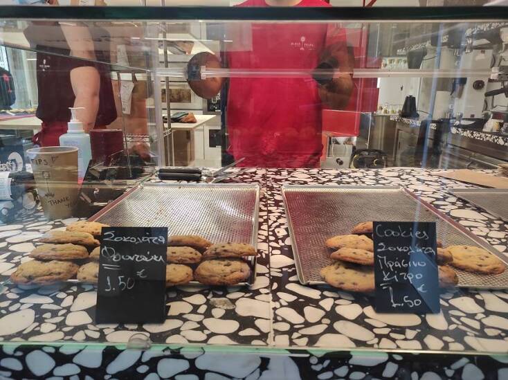 Στην κουζίνα του Black Salami, του νέου microbakery στα Εξάρχεια.