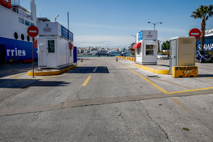 Κορωνοϊός - Απαγόρευση κυκλοφορίας: Μπλόκα της Αστυνομίας στα λιμάνια για να μην πάει κόσμος στα νησιά εν όψει Πάσχα