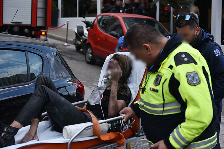 Δραματικές στιγμές σε φλεγόμενο ξενοδοχείο στη Συγγρού - Απεγκλωβίστηκε γυναίκα από τους πυροσβέστες