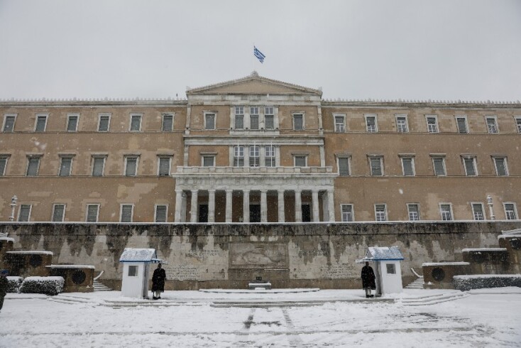 Η Βουλή και το μνημείο του Άγνωστου Στρατιώτη