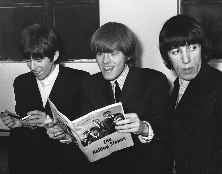 Keith Richards, Brian Jones και Bill Wyman διαβάζουν γράμματα και fanzine θαυμαστών για τους Rolling Stones