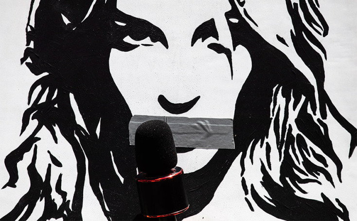 Ένας διαδηλωτής κρατά μια αφίσα που δείχνει ένα πορτρέτο της Britney Spears με ταινία στο στόμα της, καθώς εκατοντάδες διαδηλωτές συγκεντρώνονται κατά τη διάρκεια διαμαρτυρίας #FREEBRITNEY μπροστά από το δικαστήριο