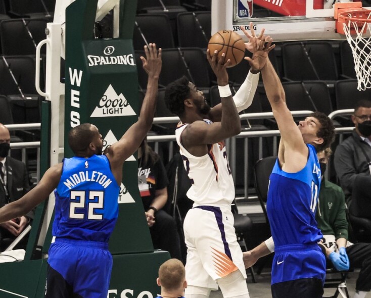 Στιγμιότυπο από την αναμέτρηση των Μπακς με τους Σανς