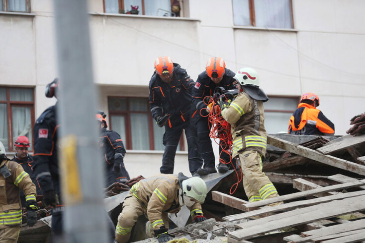 Κατάρρευση πολυκατοικίας στην Κωνσταντινούπολη