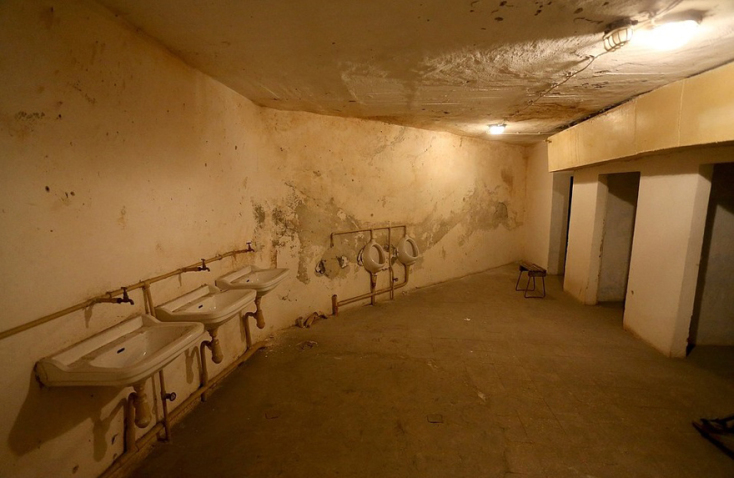 bunker-derelict-loo.jpg