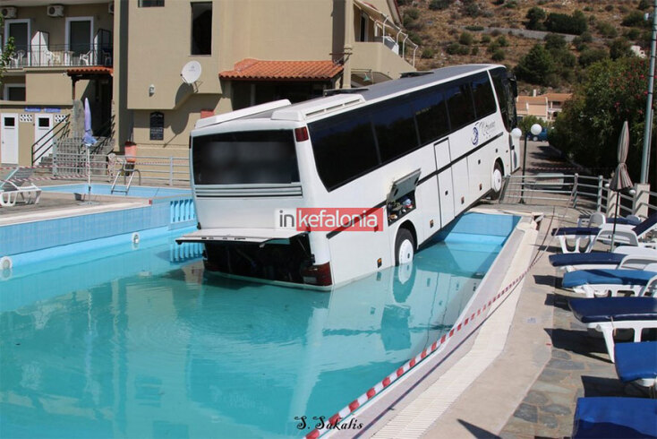 bus-kefalonia-piscina.jpg