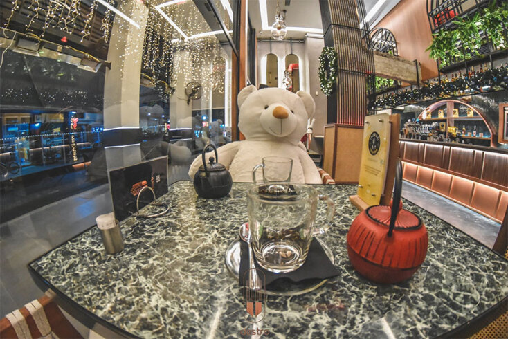 Έτοιμος για ένα φλιτζάνι τσάι ο λούτρινος αρκούδος σε κεντρική καφετέρια στην Καρδίτσα