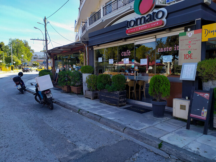 Μόνο για takeaway και delivery ανοίγουν οι καφετέριες λόγω κορωνοϊού - Εικόνα από την άδεια Αγία Παρασκευή