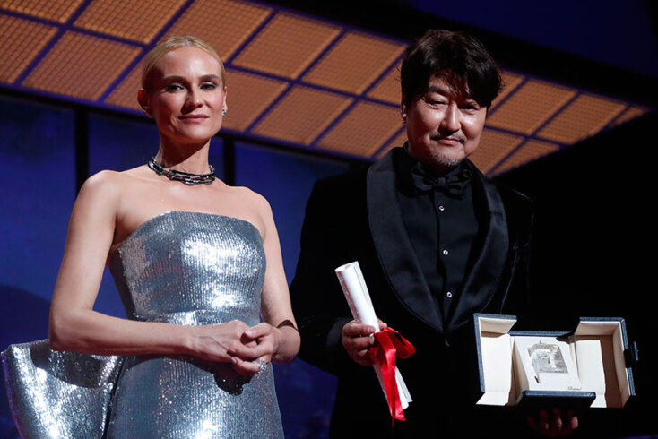 Ο Σονγκ Κανγκ-χο με το βραβείο ανδρικού ρόλου στις Κάννες