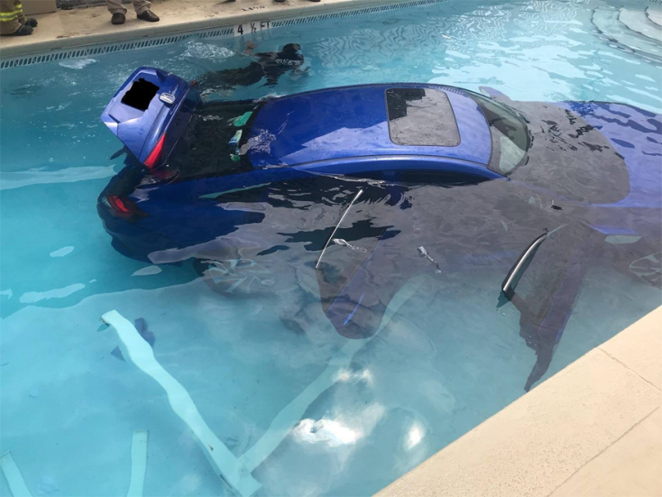 car-piscine24234.jpg