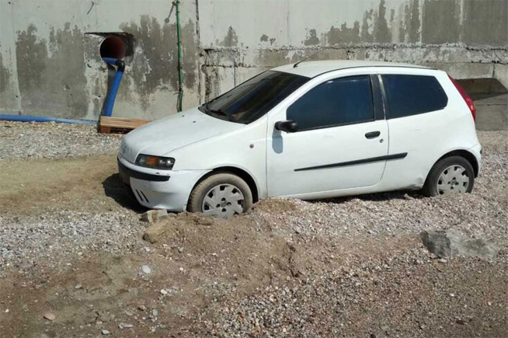 Το πάρκαρε και έφυγε: Απίστευτες εικόνες από παραλία στην Κρήτη