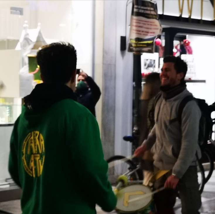 Τυμπανιστές της ομάδας αφρικανικών κρουστών του Βόλου Caracatu