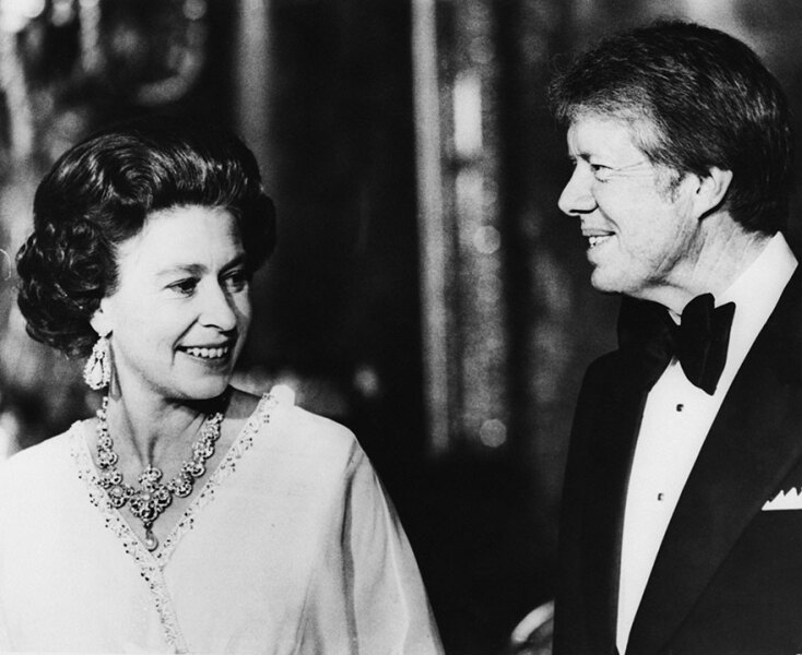 Στις 10 Μαΐου 1977 η βασίλισσα Ελισάβετ συναντά στο Παλάτι του Μπάκιγχαμ τον Αμερικανό πρόεδρο Τζίμι Κάρτερ 