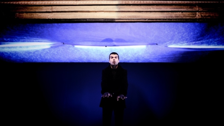 Δείτε online δωρεάν την «Οικογένεια Τσένσι», το πρώτο θεατρικό έργο της Ιόλης Ανδρεάδη και του Άρη Ασπρούλη