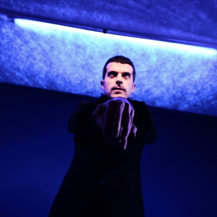 Δείτε online δωρεάν την «Οικογένεια Τσένσι», το πρώτο θεατρικό έργο της Ιόλης Ανδρεάδη και του Άρη Ασπρούλη