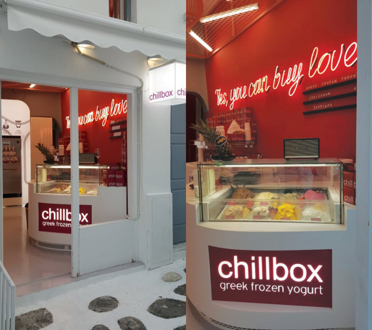 Ένα νέο κατάστημα chillbox άνοιξε πρόσφατα στην καρδιά της Μυκόνου. To σημείο βρίσκεται στη μικρή Βενετία στο πιο φημισμένο σημείο της πόλης. Είναι μικρό σε μέγεθος (μόλις 12 τμ), αλλά δεν περνά καθόλου απαρατήρητο, καθώς ο επισκέπτης αντικρύζει μια όαση 