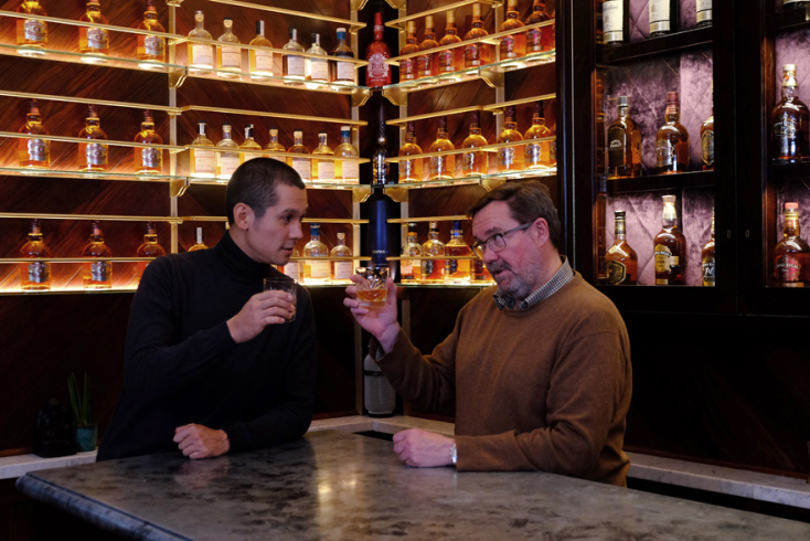 Ο Σωτήρης Κοντιζάς στα εντυπωσιακά τοπία των Highlands της Σκωτίας. Μαζί με έναν Σκωτσέζο σεφ, αναζητούν υλικά από τη φύση για να χρησιμοποιήσουν στην κοινή μαγειρική τους.