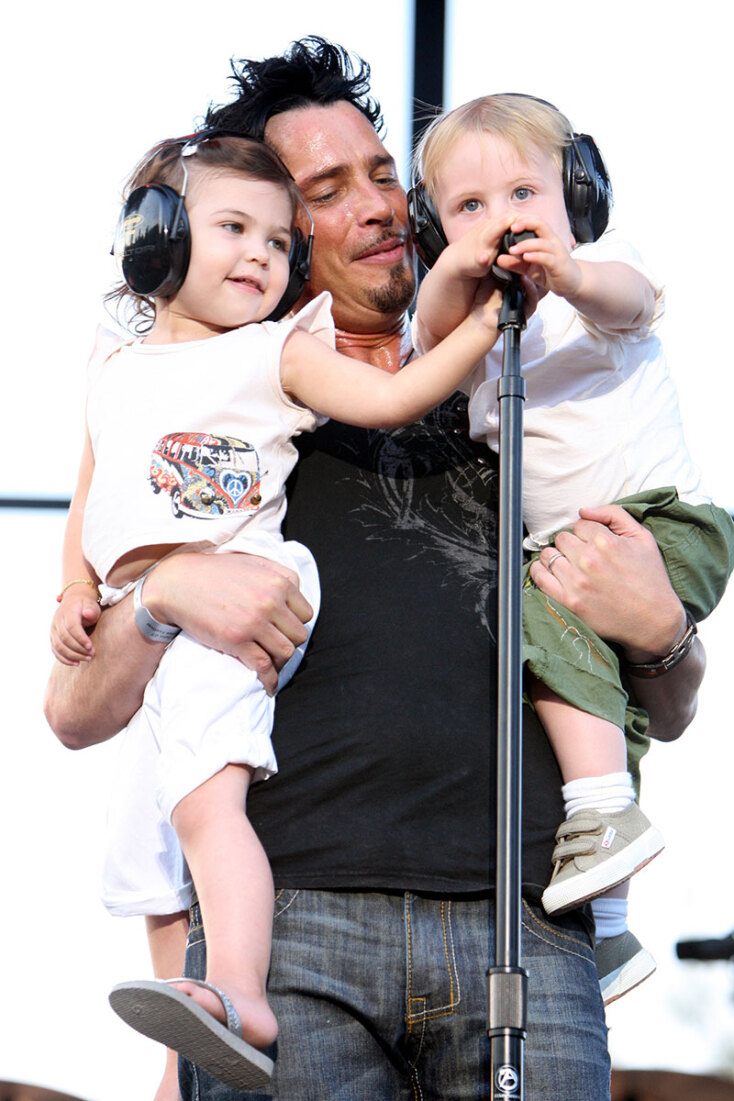 Ο τραγουδιστής Chris Cornell μαζί με τα παιδιά του στη συναυλία του στην Αθήνα το 2007