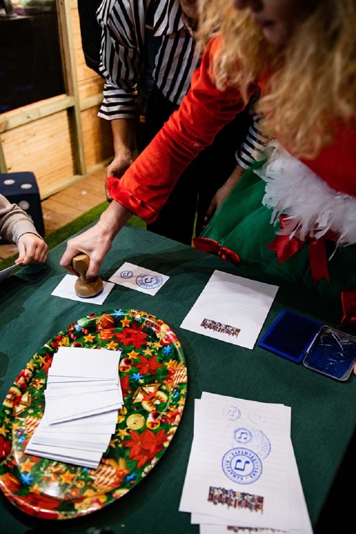 Στιγμιότυπο από Χριστουγεννιάτικο χωριό.